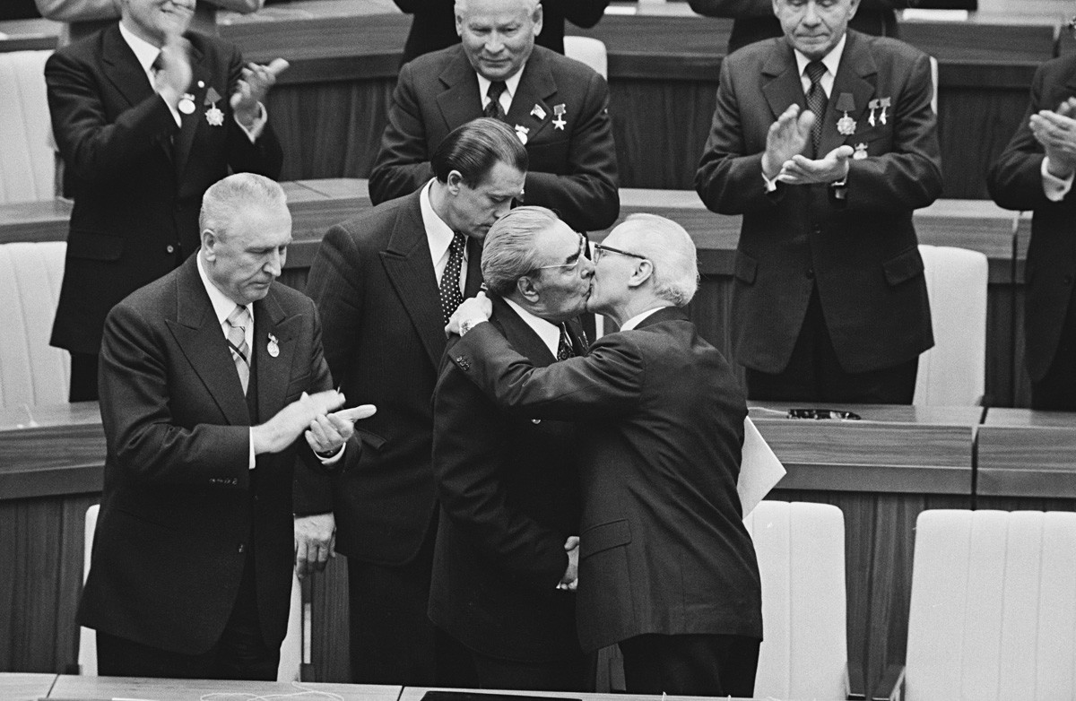 Todos os líderes mundiais que resistiram ou não aos beijos de Brejnev