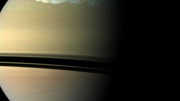 La sonda Cassini podría haber encontrado un océano en Dione, una de las lunas de Saturno