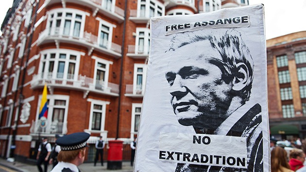 Ecuador da asilo a Assange: demasiada histeria para un acto humanitario