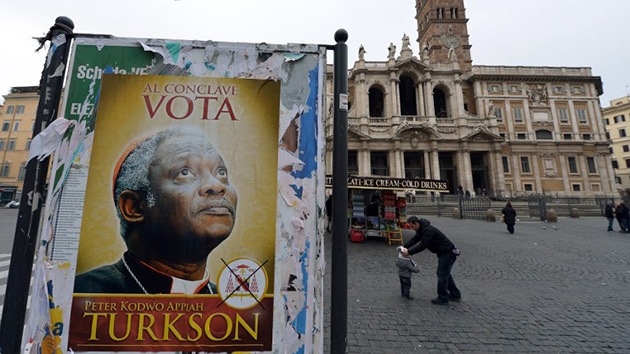 Roma 'se inunda' de pósteres con la imagen del que podría ser el primer papa negro