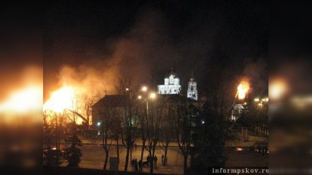 El kremlin de Pskov pierde dos torres en un supuesto incendio premeditado
