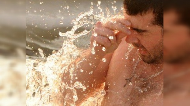 Los rusos se sumergen en agua helada para celebrar el Bautismo de Cristo