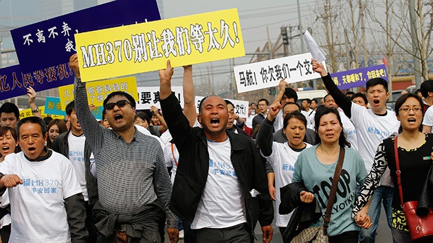 "¿No tenéis vergüenza?": las familias de los pasajeros del MH370 protestan en China