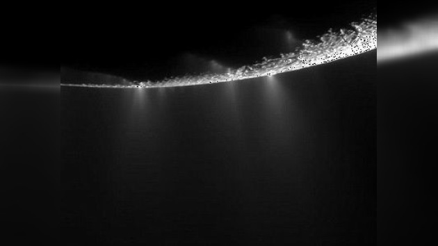 ¿Nieve con microbios? La sonda Cassini captura posible vida en una Luna de Saturno