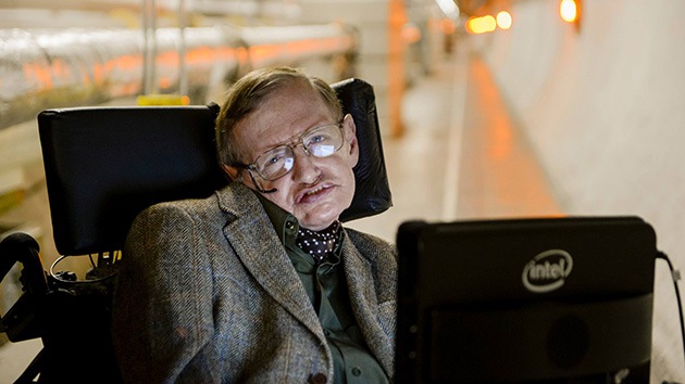 Hawking en su primer mensaje en Facebook: "Sean curiosos"'