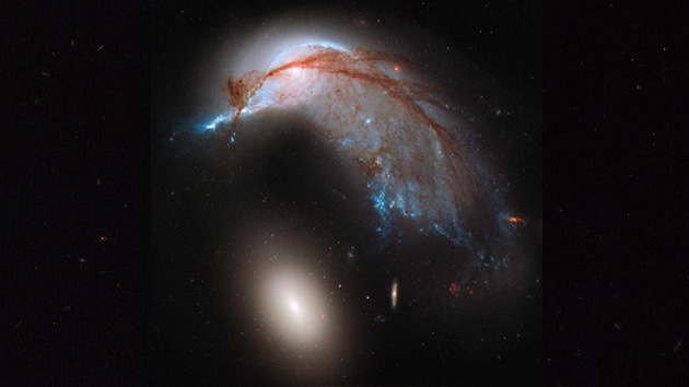 Video: El Hubble capta dos galaxias juntas que se asemejan a un pingüino con su huevo