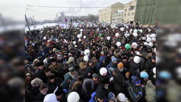 Miles de rusos ‘rompen el hielo’ para jalear y criticar al poder a -20º