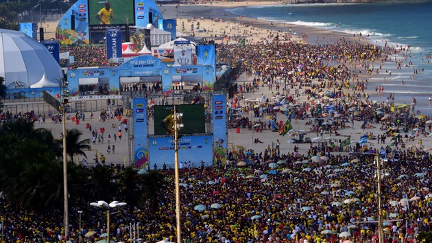 Imágenes impactantes: Un robo masivo provoca una estampida en Copacabana