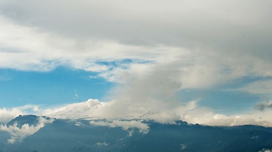 El volcán colombiano Nevado del Ruiz disminuye su actividad