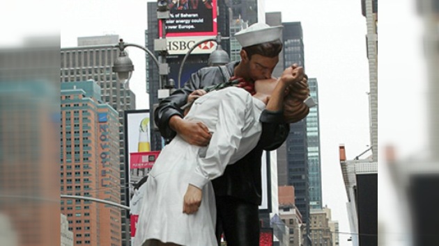 Nueva York inaugura la estatua del beso en honor a la victoria sobre Japón