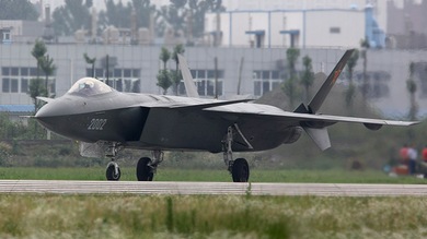 Video: China deja ver la nueva modificación de su caza furtivo J-20