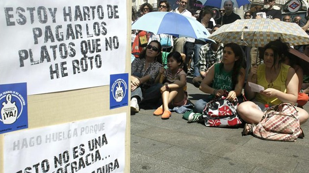Indignados del 15-M: "El pueblo debe ser rescatado y los banqueros desahuciados”