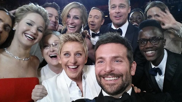 La presentadora de los Oscar toma el 'selfie' más retuiteado: dos millones en una hora