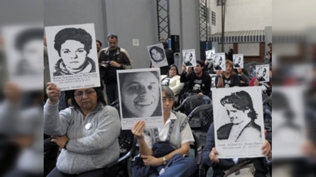 Niños argentinos, secuestrados durante la dictadura, recuperan su identidad