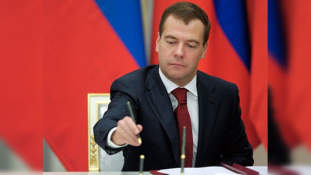 Dmitri Medvédev firma la ley sobre la ratificación del tratado START