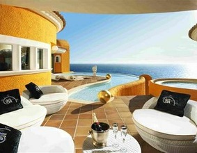 Una casa decorada con oro y cristales de Swarovski se vende en Mallorca