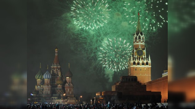 Los moscovitas saludan al 2012 en la Plaza Roja