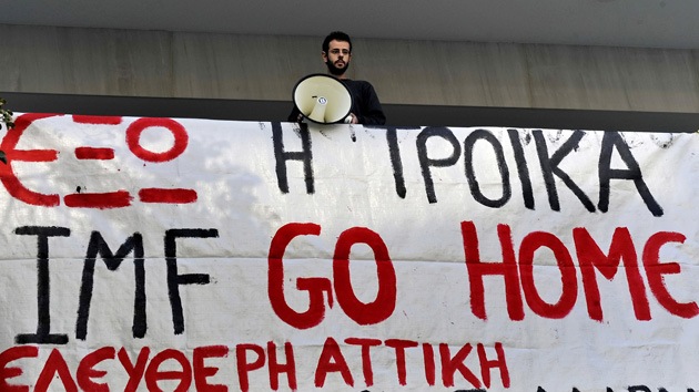 La Troika examinará los ajustes griegos en medio de protestas contra los recortes