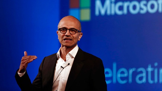El consejero delegado de Microsoft a las mujeres: no pedir aumentos es "buen karma"