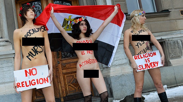 Protesta desnuda contra la nueva Constitución egipcia