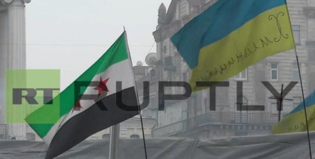 Ucrania: Opositores radicales izan banderas de terroristas sirios y chechenos en Kiev