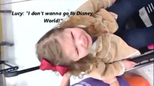 Vídeo: Agentes de un aeropuerto de EE.UU. hacen llorar a una niña minusválida