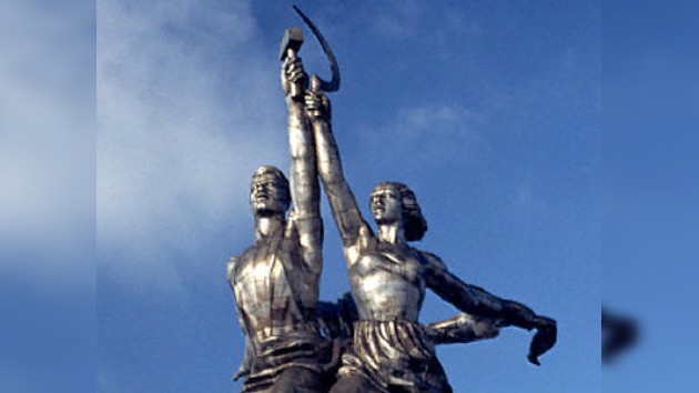 “El Obrero y la Koljosiana” vuelven al escudo soviético