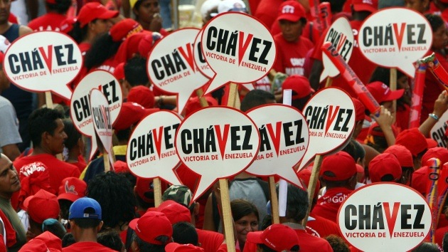 "Chávez, te levantarás como ave Fénix": los venezolanos apoyan a su líder en la Red
