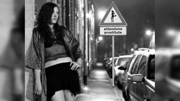 ¡Cuidado con distraerse en la vía mirando prostitutas!