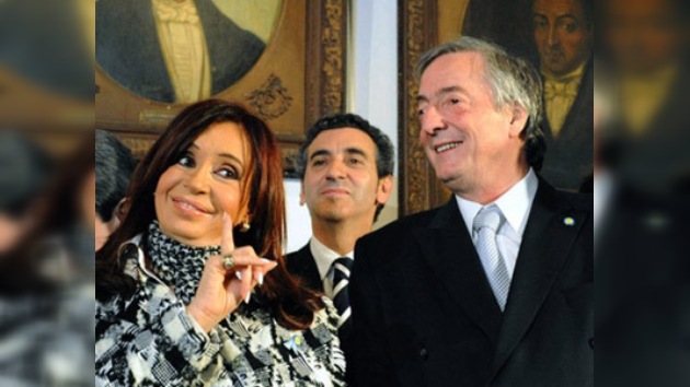 Denuncian a Cristina Fernández de Kirchner y su esposo por lavado de dinero