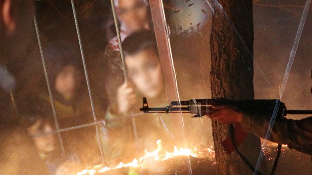 Rebeldes sirios proponen canjear dos mil insurgentes detenidos por 94 mujeres y niños