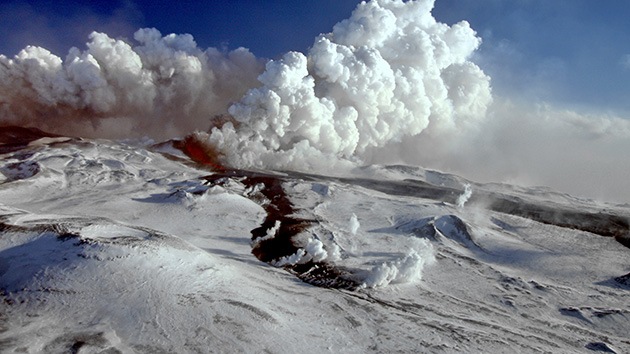 Video, fotos: Un volcán ruso en erupción atrae a los turistas con sus chispas 'apocalípticas'