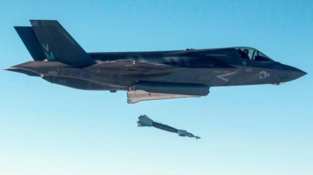 El caza estadounidense F-35 lanza con éxito su primera bomba 'inteligente'