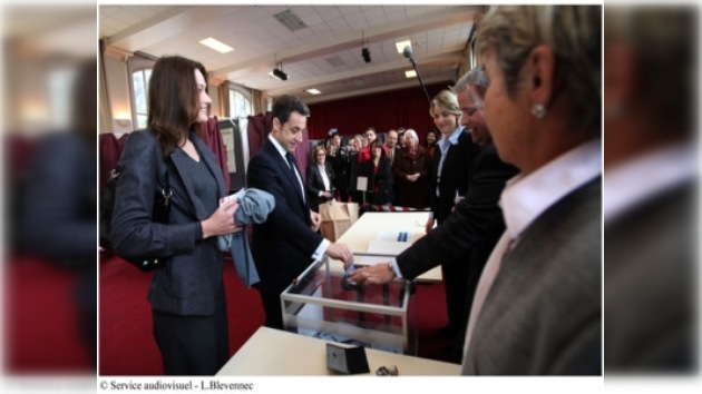 La izquierda francesa gana terreno al presidente Sarkozy