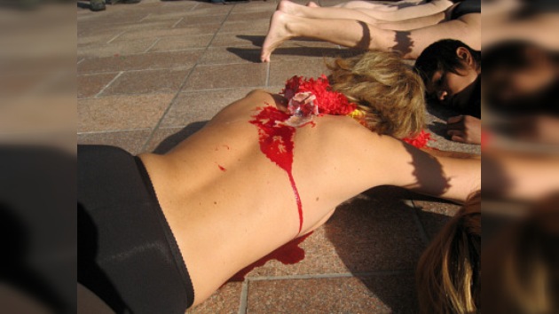 En México activistas semidesnudos y sangrantes contra corridas de toros
