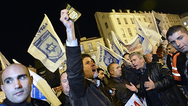 Policías portugueses protestan contra la subida de impuestos más fuerte en la historia