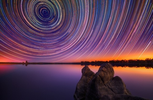 Un australiano 'atrapa' con su cámara el movimiento de las estrellas