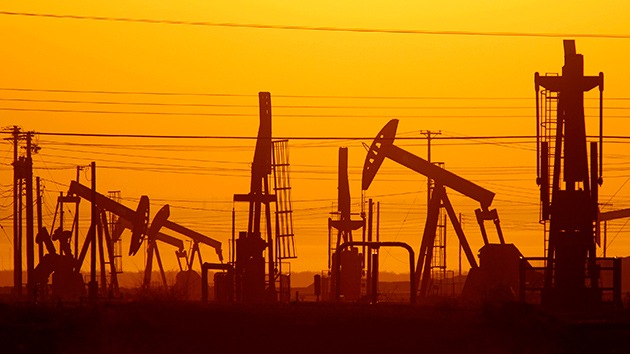 El petróleo se hunde: ¿Han desatado Arabia Saudita y EE.UU. una guerra de precios?