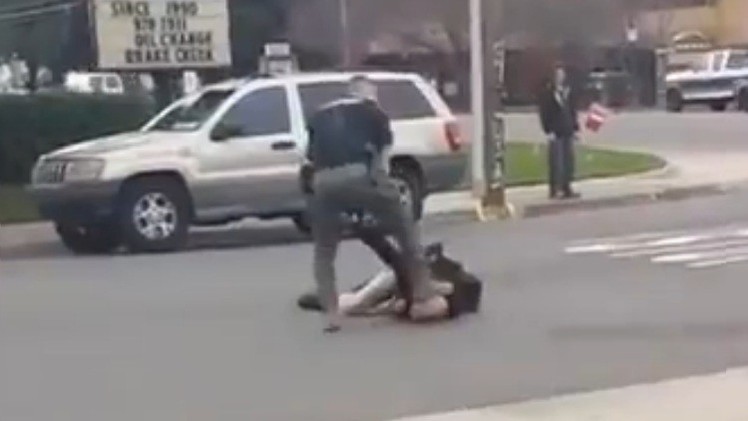 EE.UU.: Un policía pisa la cabeza de un hombre contra el asfalto