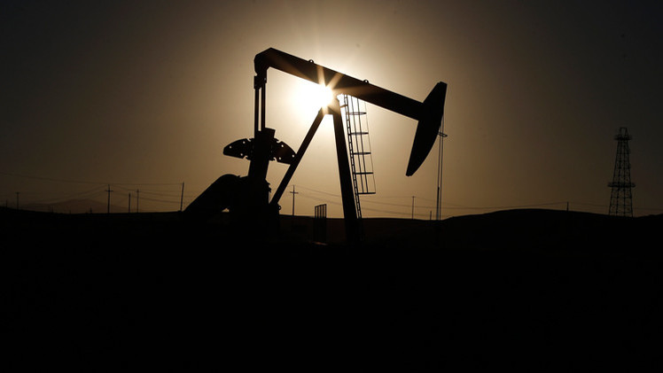El desplome de precios petroleros beneficia a Obama