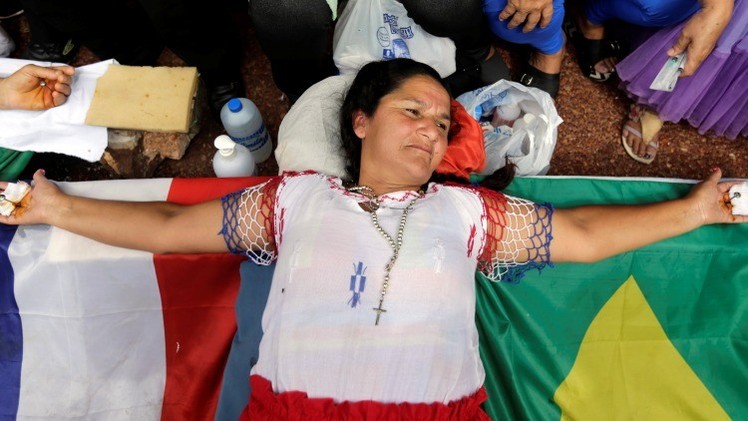 Una mujer se crucifica para pedir justicia a una empresa en Paraguay