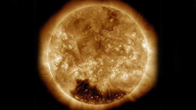 Sorprendente aparición de un enorme agujero en la superficie del Sol
