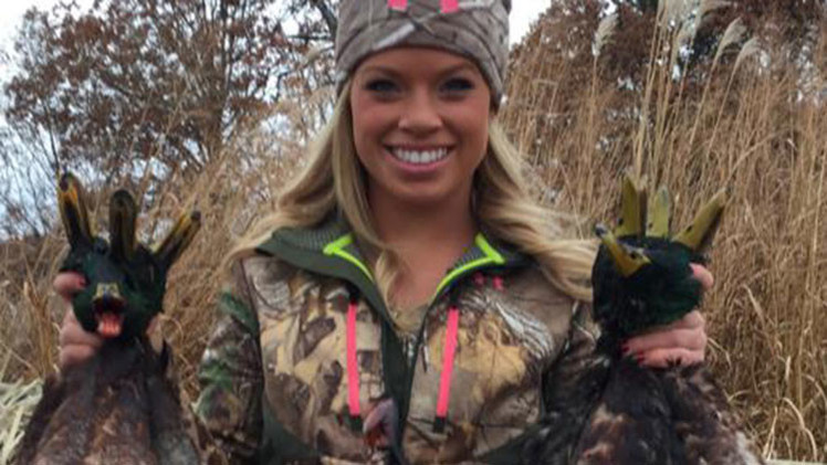 La polémica joven cazadora de Texas organiza el concurso del "cazador más 'sexy'"