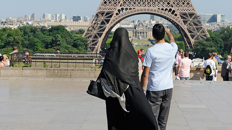 Experto: Francia "coquetea" con el mundo islámico y recoge frutos