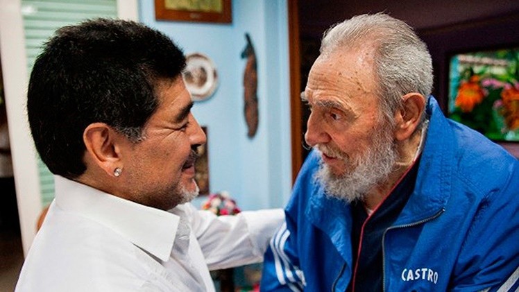 Fidel Castro escribe una carta a Maradona