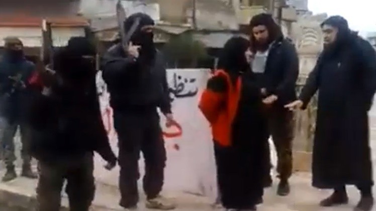 FUERTES IMÁGENES: Frente Al Nusra ejecuta en público a una mujer por adulterio