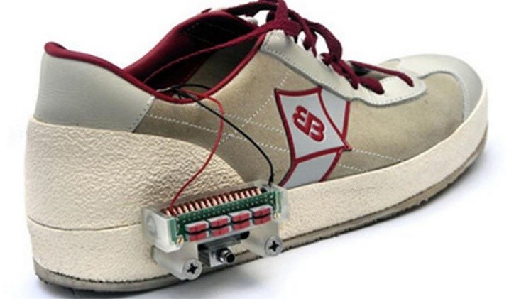 Taconear energía: Crean zapatos que generan electricidad 