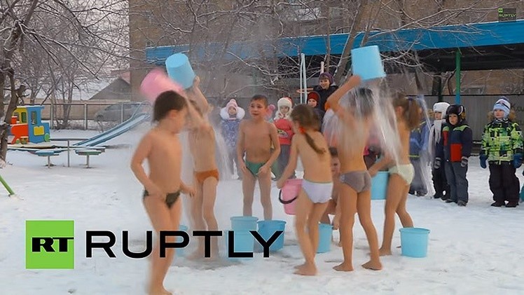 Video: Los niños rusos no temen al frío y combaten los resfriados con agua helada