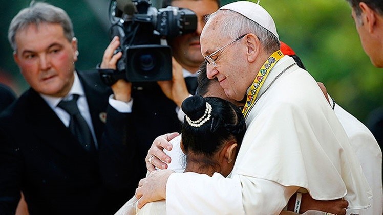 Menor filipina conmueve al papa: "¿Por qué Dios deja que niñas se vuelvan prostitutas?"