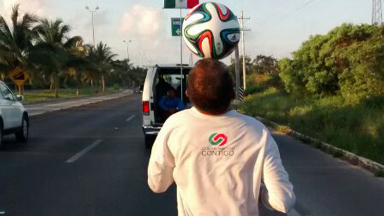 México: Deportista recorre miles de kilómetros dominando un balón con la cabeza por la paz (Video)